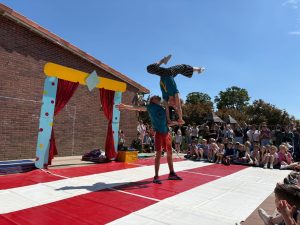 Clowns en acrobaten op de Titus Brandsma school