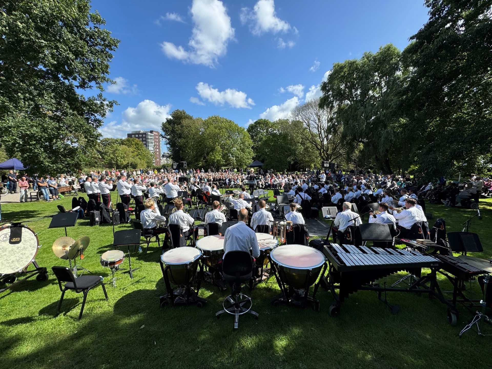 Marinierskapel speelt concert in Timorpark voor ziekenhuis en publiek