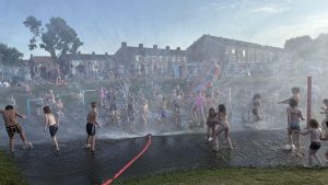 Video: Brandweer brengt verkoeling op ijsbaantje in Hippolytushoef