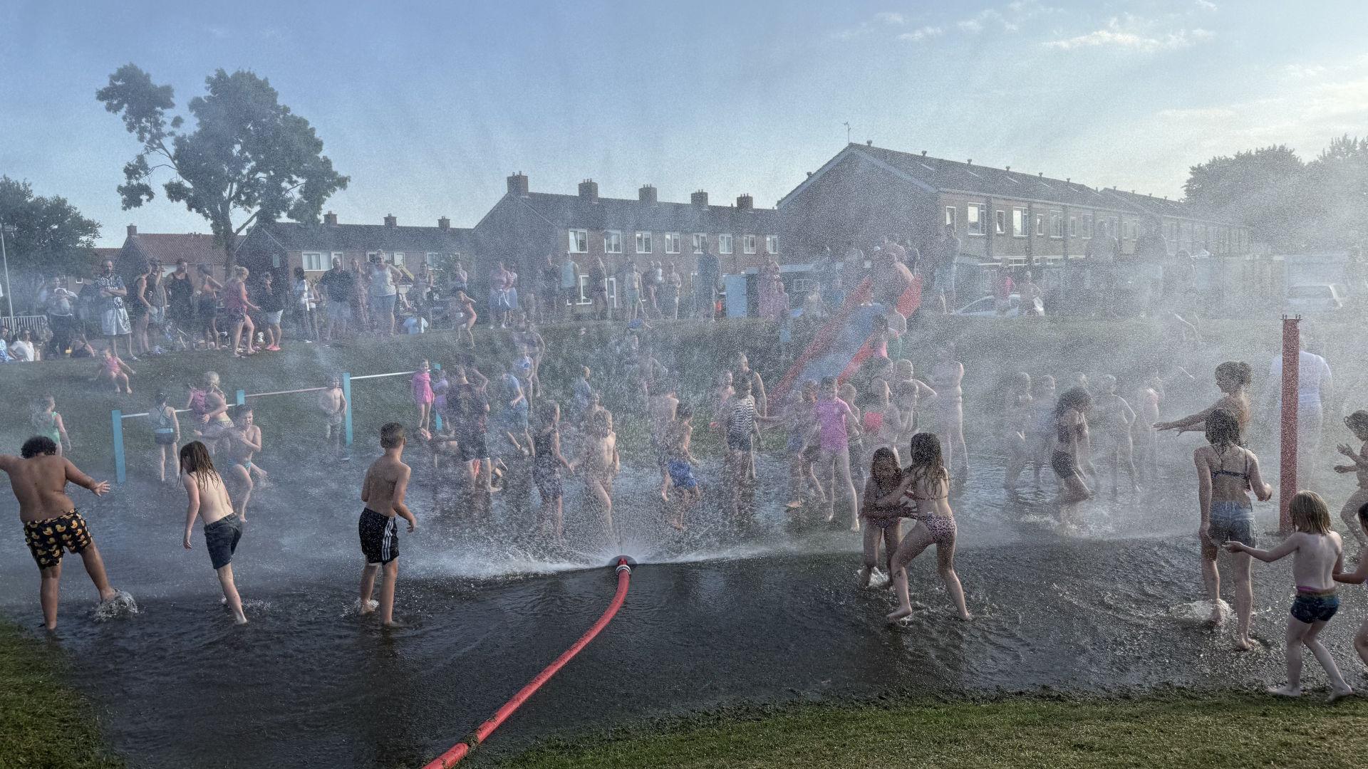 Video: Brandweer brengt verkoeling op ijsbaantje in Hippolytushoef