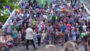 Rank zwaait juf Yvonne na 47 jaar uit (Video)