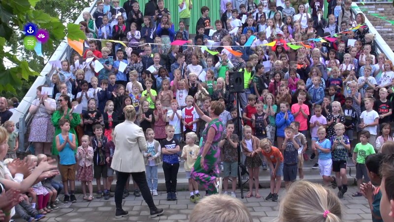 Rank zwaait juf Yvonne na 47 jaar uit (Video)
