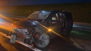 Afsluitdijk kort dicht na gecrashte bus