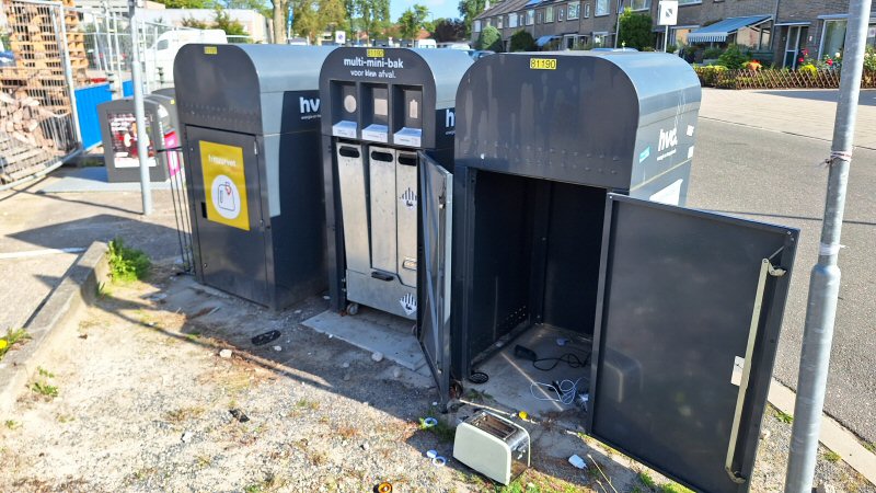 Afvalbak gesloopt voor oud tosti-ijzer