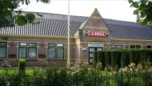 Avond over tijdelijke huizen tussengebied