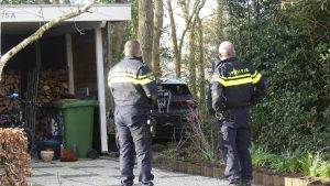 Auto tegen boom in Sint Maartensvlotbrug