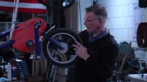 Alan Kliffen schenkt Meer Y-Bike een rolstoel