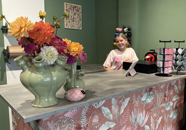Anne Duijzer opent haar Anne-Fleur winkel in Breezand