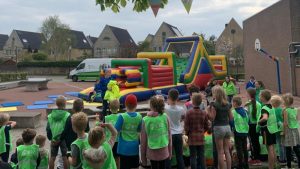 Ouders het fanatiekst tijdens apenkooien