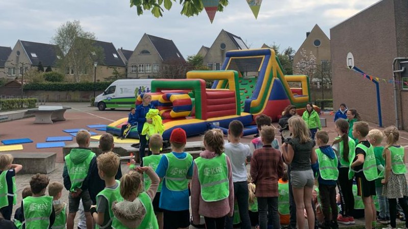 Ouders het fanatiekst tijdens apenkooien