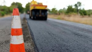 Nieuw asfalt op Provincialeweg in Winkel