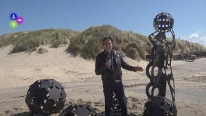 Atlas geeft wereld door bij het strand