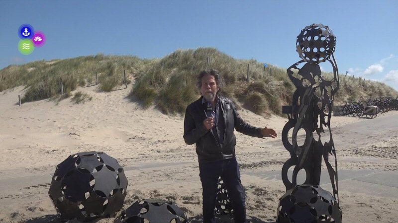 Atlas geeft wereld door bij het strand