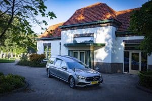 Moederdag op de Algemene begraafplaats Den Helder