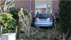 Auto belandt in voortuin Den Helder