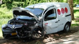 Auto botst tegen boom in Middenmeer