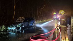 Auto in brand in Sint Maartensbrug