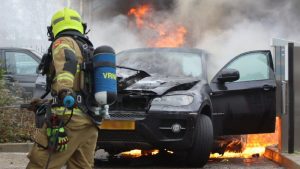 Auto in brand bij wasstraat