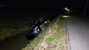 Auto belandt in de sloot langs Burghornerweg