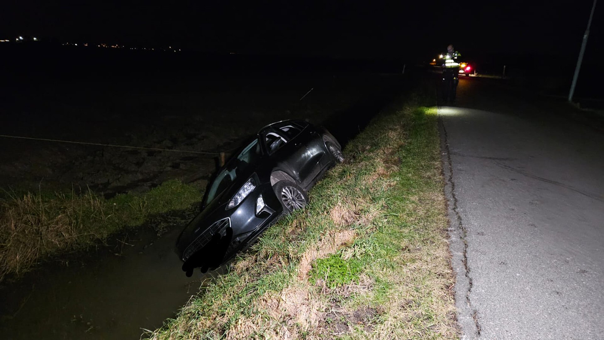 Auto belandt in de sloot langs Burghornerweg