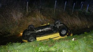 Auto in greppel langs Oudedijk