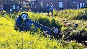 Auto belandt op z’n kop in sloot