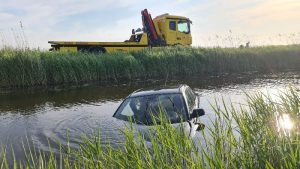 Auto belandt in sloot, bestuurder spoorloos