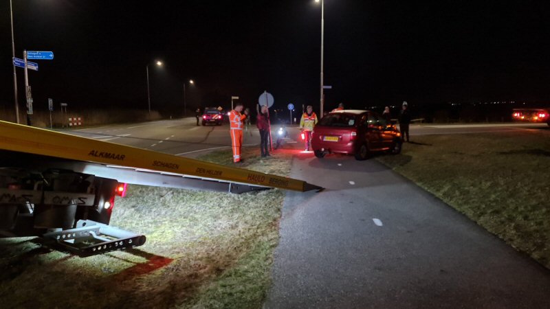 Auto rijdt sloot in