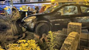 Auto in voortuin door botsing Den Helder