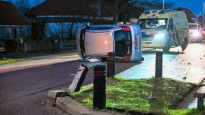 Automobiliste kantelt met auto