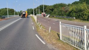 Automobilist rijdt hekwerk kapot