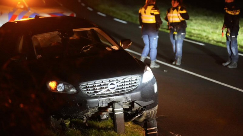Auto belandt op rij koppalen