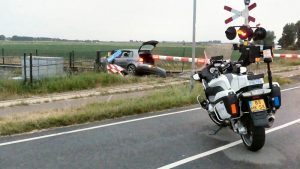 Treinverkeer gestremd door auto op spoor