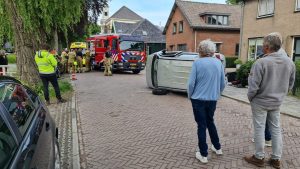 Auto op zijn kant bij ongeluk Nieuwe Niedorp