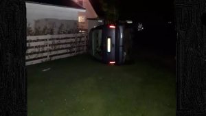 Auto op zijn kant in Breezand