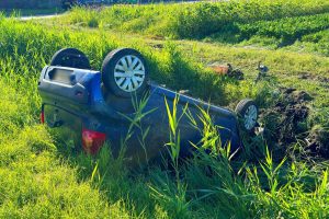 Auto belandt op de kop in sloot in Breezand