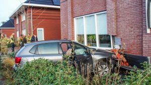 Auto ramt voorgevel huis in Breezand