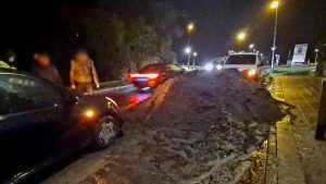 Autobestuurder rijdt op bult tuinaarde