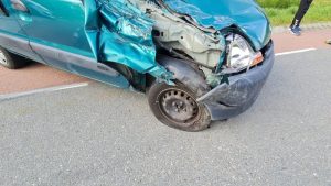 Auto rijdt achterop vrachtwagen