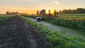 Auto te water, inzittenden ongedeerd