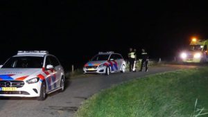 Auto te water: politie springt er achteraan