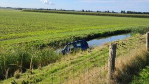 Auto te water langs Valkkogerdijk