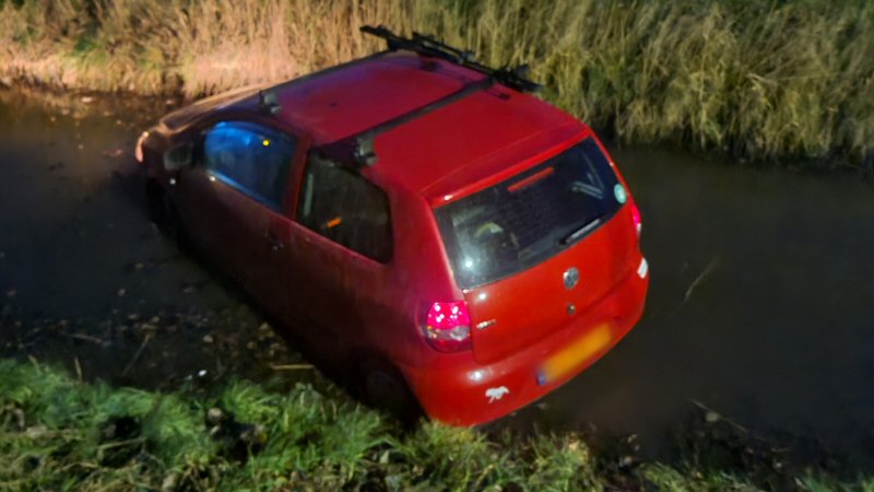 Auto te water tussen Waarland en Dirkshorn