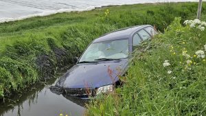 Auto te water langs Tjallewallerweg