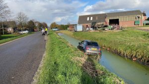 Auto te water in Breezand