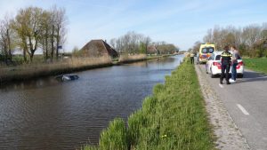 Auto te water gereden in Burgerbrug