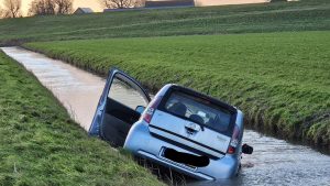 Auto te water, bestuurder ongedeerd