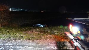 Winterse buien: auto te water bij Middenmeer
