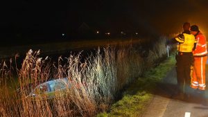 Auto te water, bestuurder ongedeerd