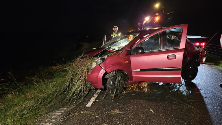 Auto te water langs Valkkogerdijk
